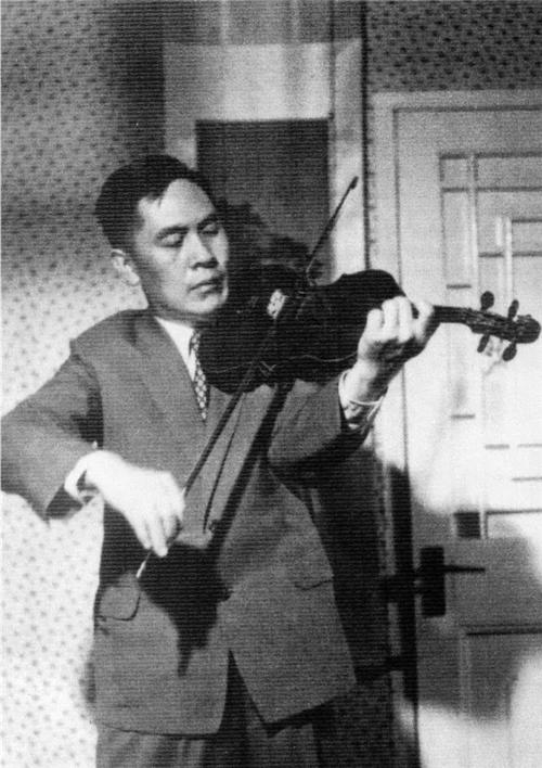 图为马思聪在演奏小提琴。